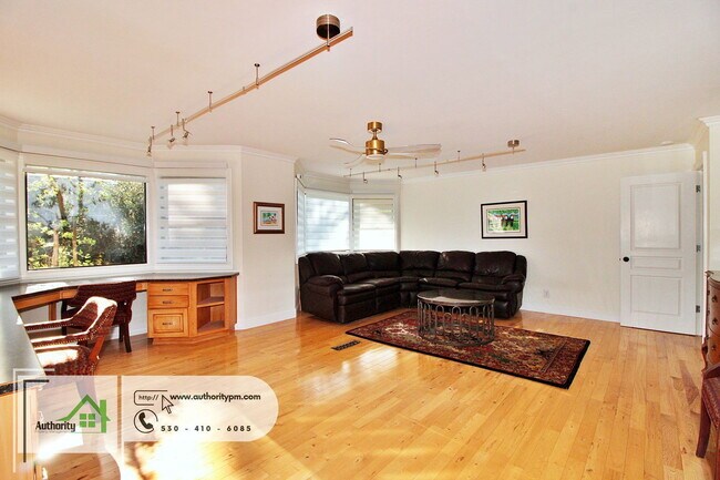 Building Photo - 3350 Mountain Oak Dr