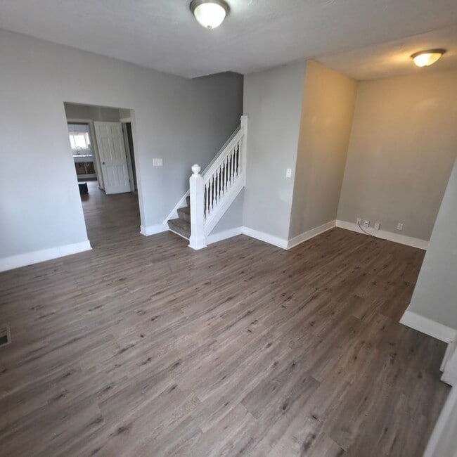 Building Photo - Multi Family Home 3 Bedroom and 1 Bath For Rent