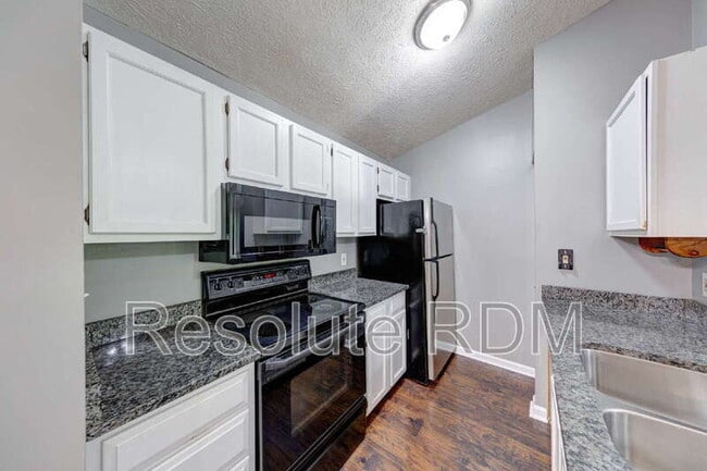 Building Photo - 4470 Village Ln