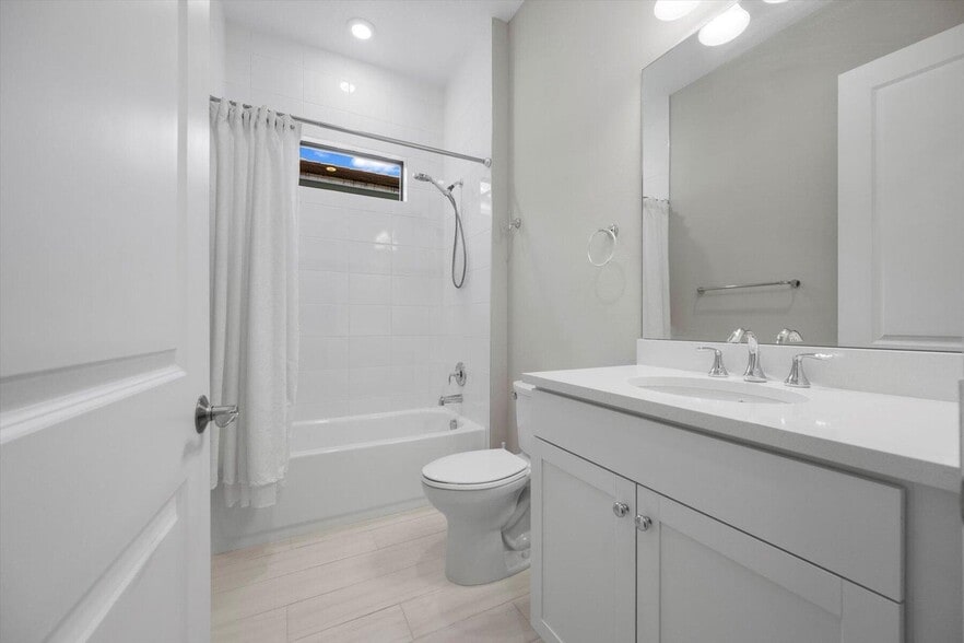 Building Photo - 16124 Key Biscayne Ln