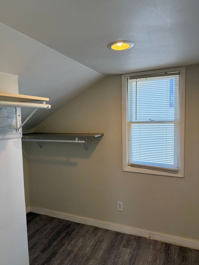 Building Photo - Spacious 3 bed/1.5 Bedroom House Close to Blackstone and Major Universities