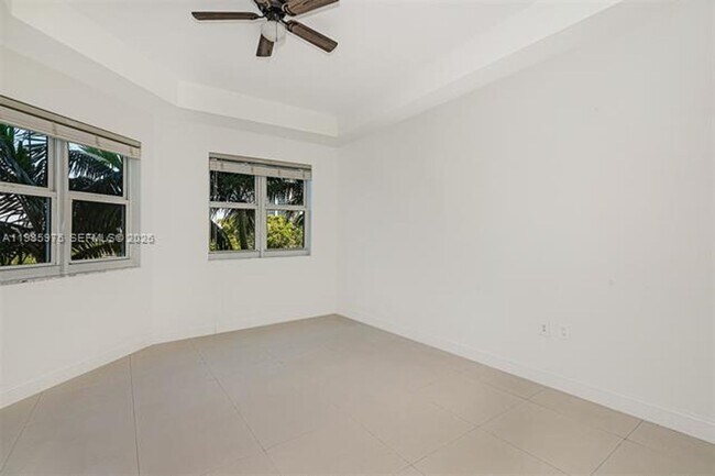 Building Photo - 20000 E Country Club Dr