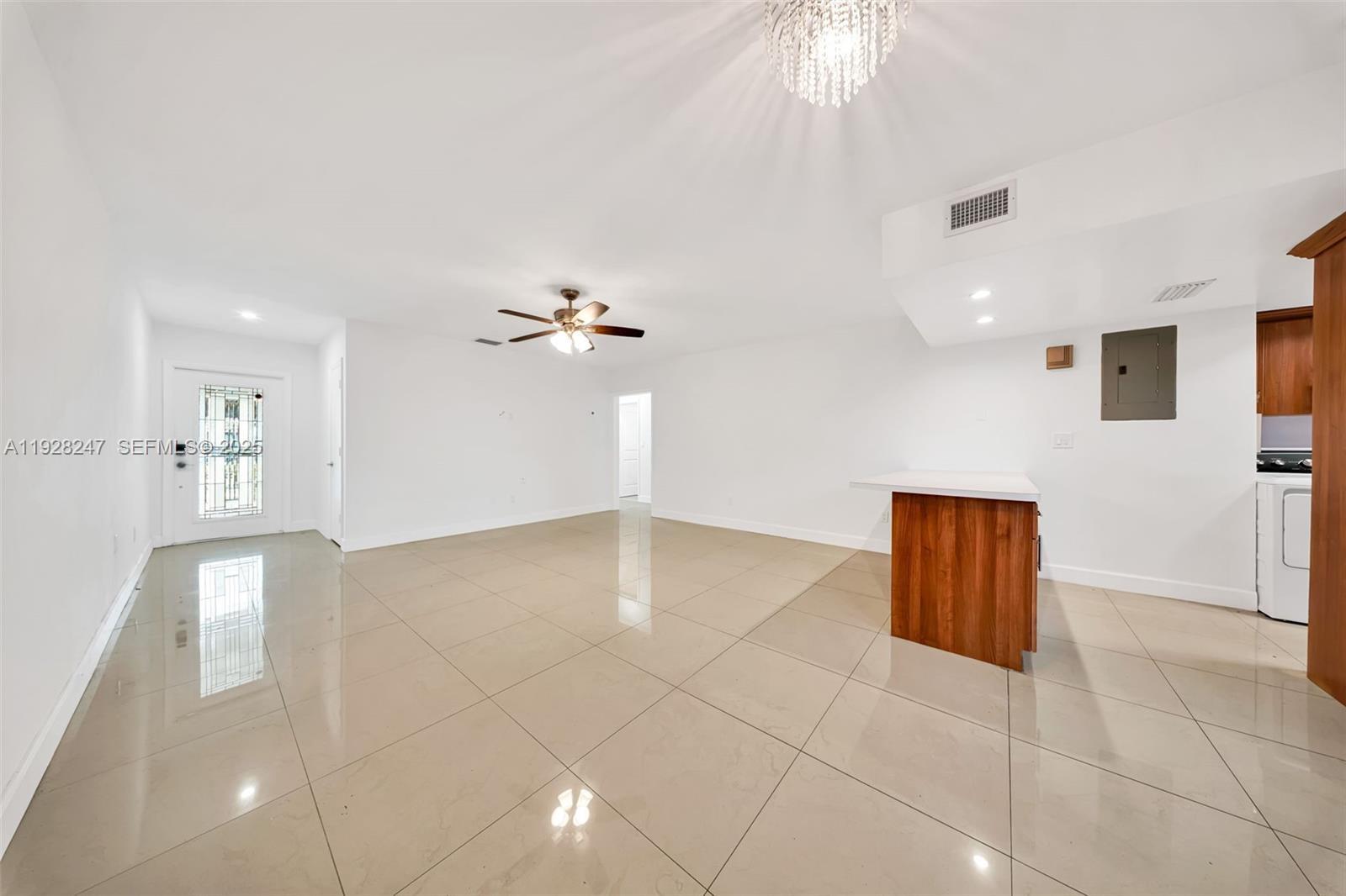 Building Photo - 7417 Twin Sabal Dr