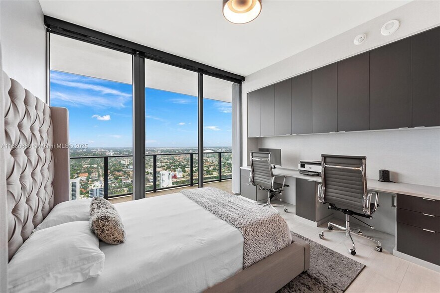 Building Photo - 1000 Brickell Plz