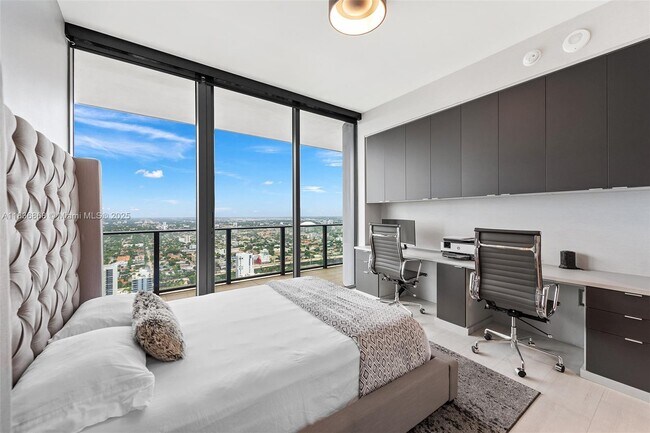 Building Photo - 1000 Brickell Plz