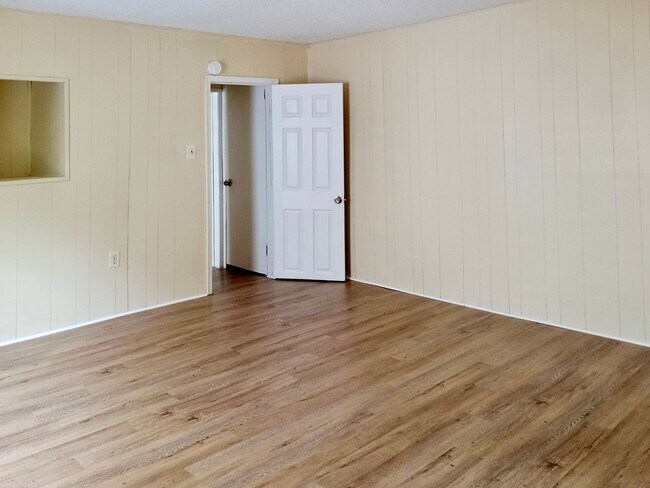 Building Photo - 26-28-28 E Pine St.