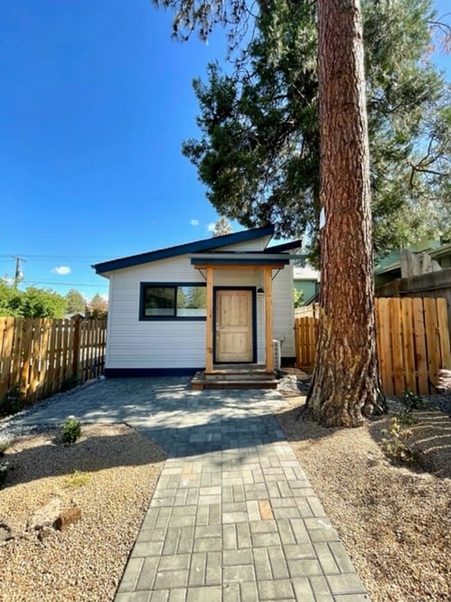 Building Photo - Hartford Duplex - 01355-HART-00