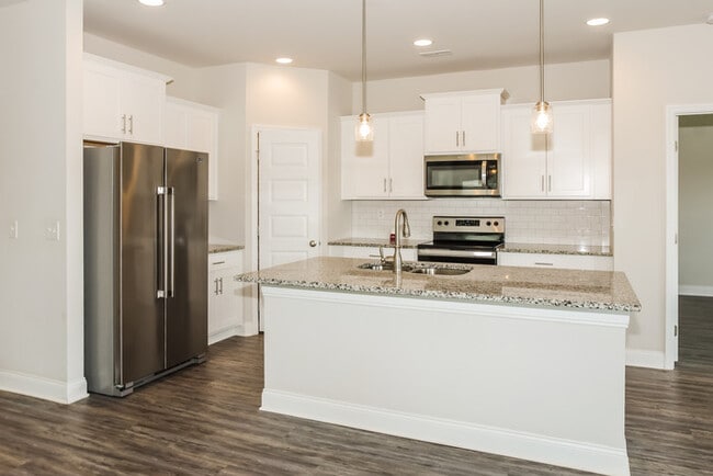 Building Photo - Beautiful Huntsville 3 Bedroom