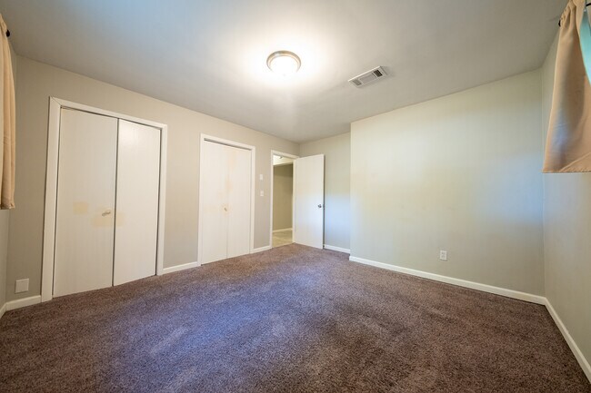 Building Photo - 3800 Fernbrook Ln N
