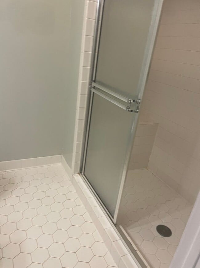 Building Photo - Spacious 4 Bedroom near Guilford College