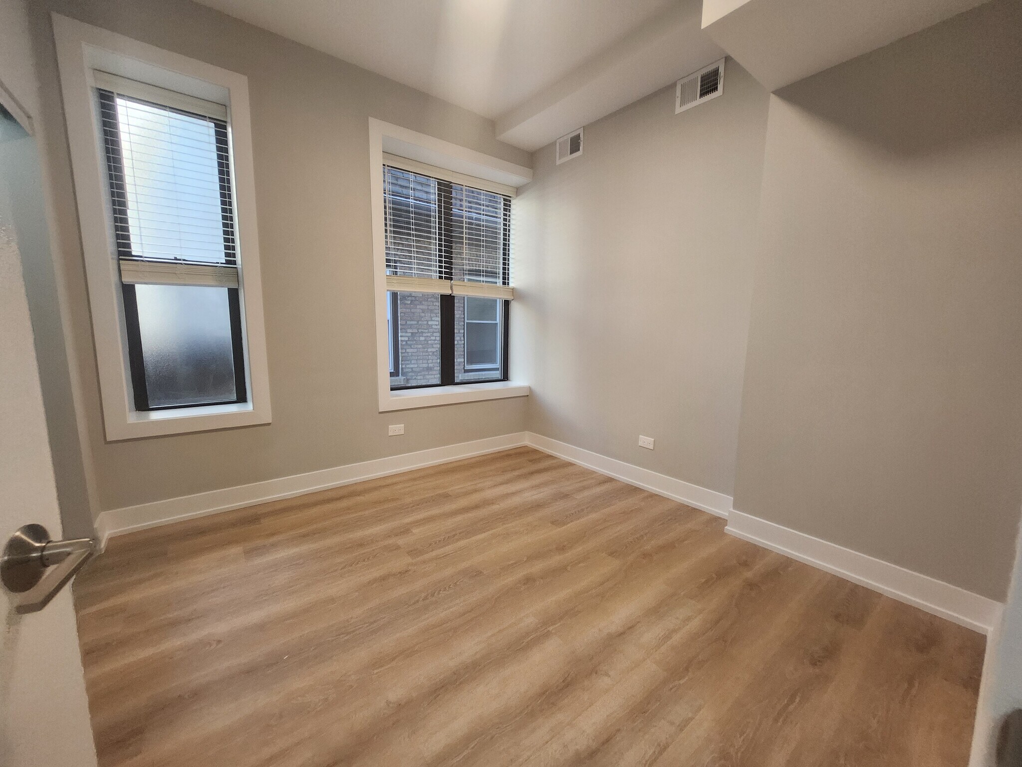 Building Photo - 442 W Belden Ave
