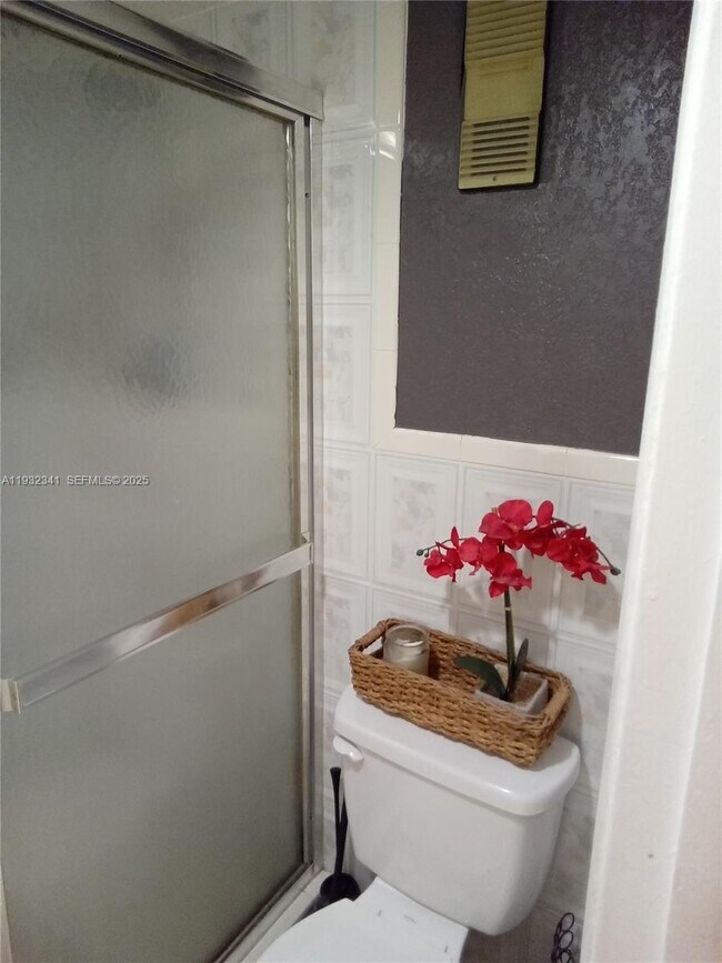 Building Photo - 1000 St Charles Pl