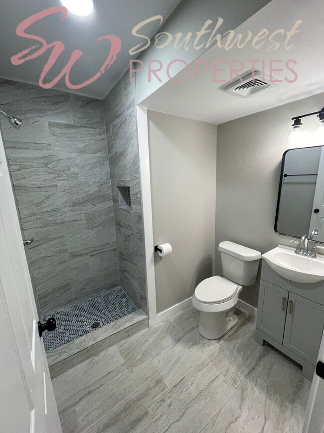 Building Photo - 981 W Oak St