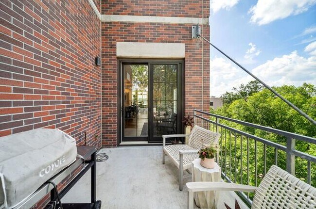 Building Photo - Naperville