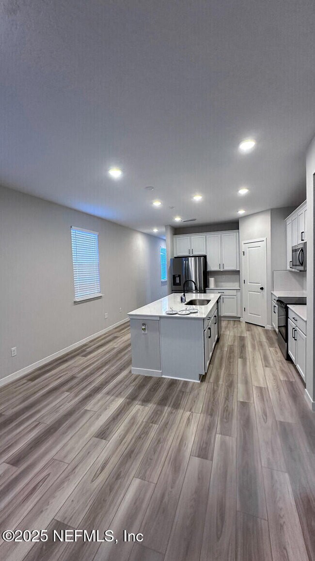 Building Photo - 95999 Surrey Pl