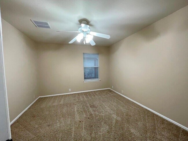 Building Photo - 376 Spruce Dr