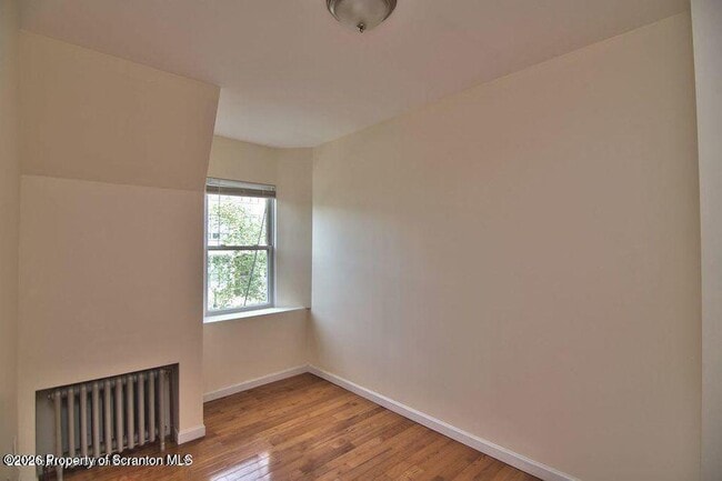 Building Photo - 533 Quincy Ave