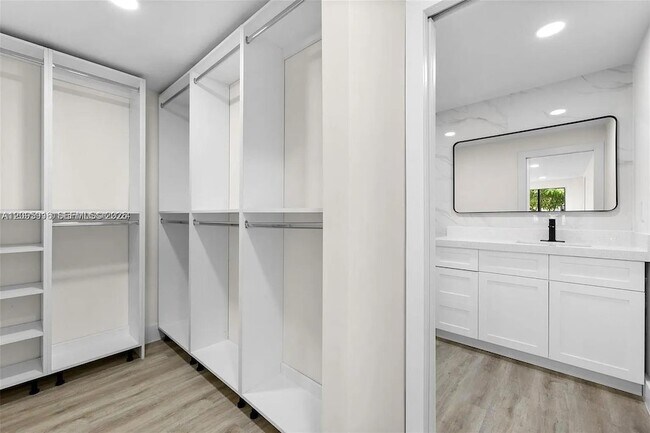 Building Photo - 331 W 40th Pl