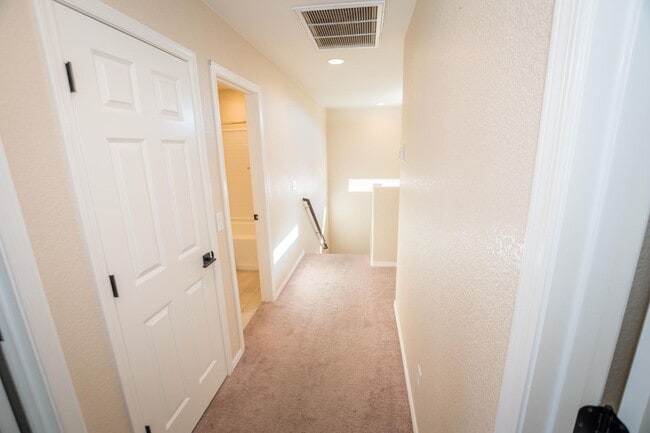 Building Photo - Stunning 2-Story Home in the Holiday Community!