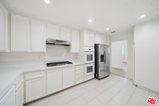 Building Photo - 333 S Elm Dr