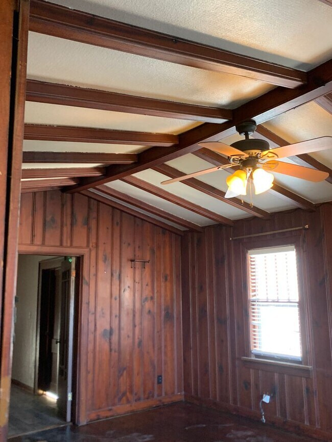 Building Photo - Two Bedroom Home Close to Medical Center