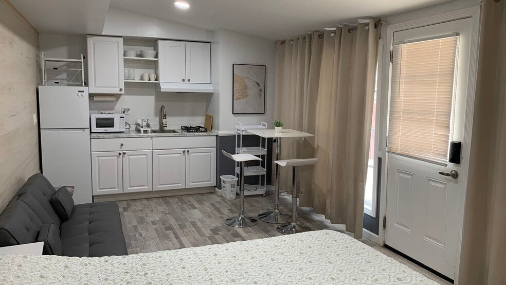 Kitchen & dining - 644 Sandalwood Dr