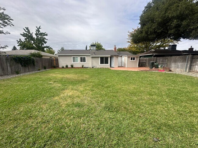 Building Photo - Charming 3-Bed Home with Huge Yard & Fresh...