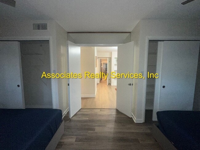 Building Photo - 3 Bed/2 Bath Spacious Home in Mason Manor! Screened Porch and Fenced Backyard!!!