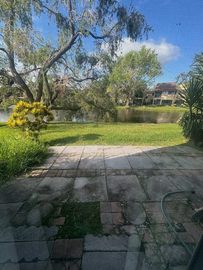 Building Photo - 3 BR / 2 BA Ground-Floor Condo | Screened ...