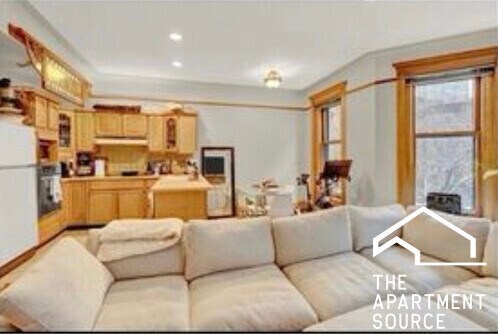 Primary Photo - 33 E Division St