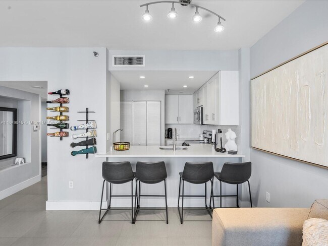 Building Photo - 540 Brickell Key Dr