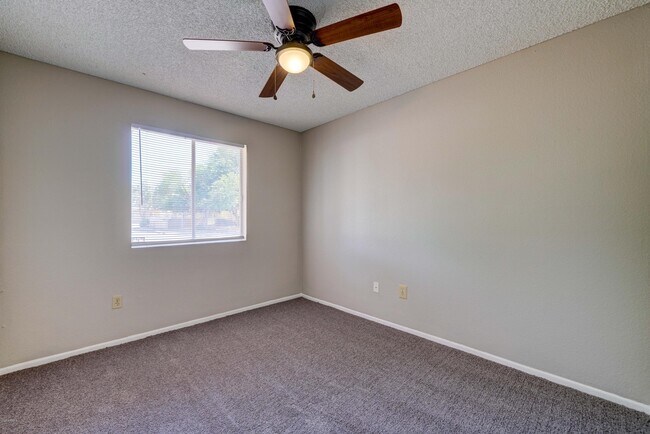 Building Photo - 5945 S Palm Dr