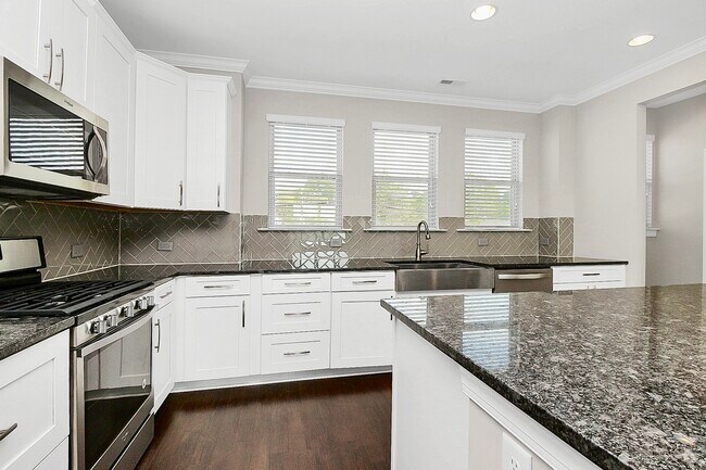 Building Photo - 2633 Statesville Ave