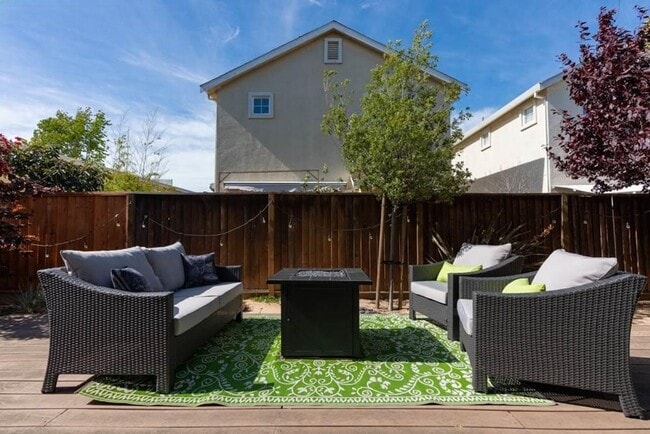 Building Photo - Stunning Updated Alameda Home w/ Backyard Deck & Custom Features