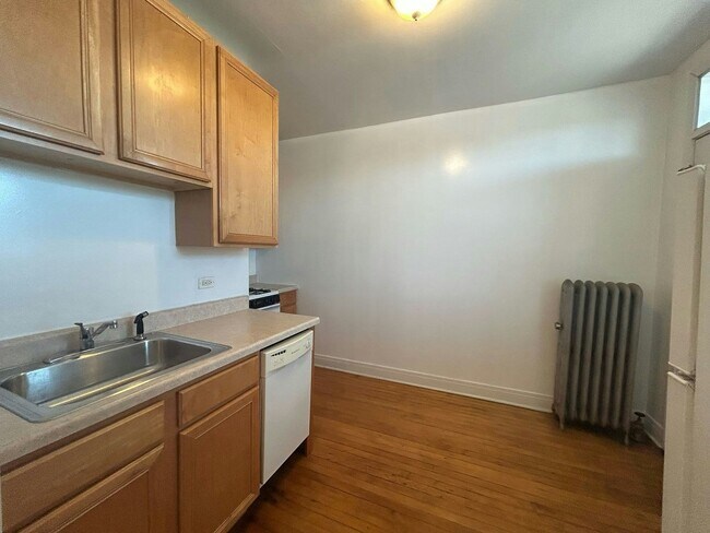 Building Photo - 4409 N Kenneth Ave