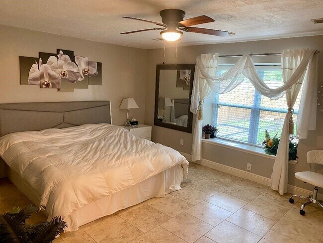 Building Photo - 2419 Briarlee Dr