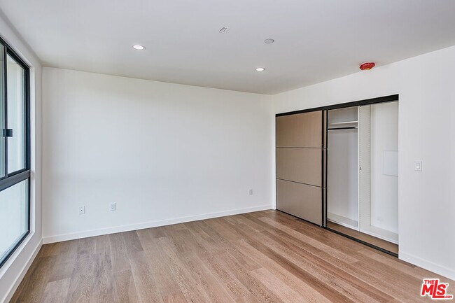 Building Photo - 328 N Maple Dr