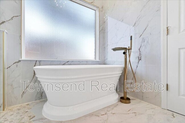 Building Photo - 695 Cedar Point