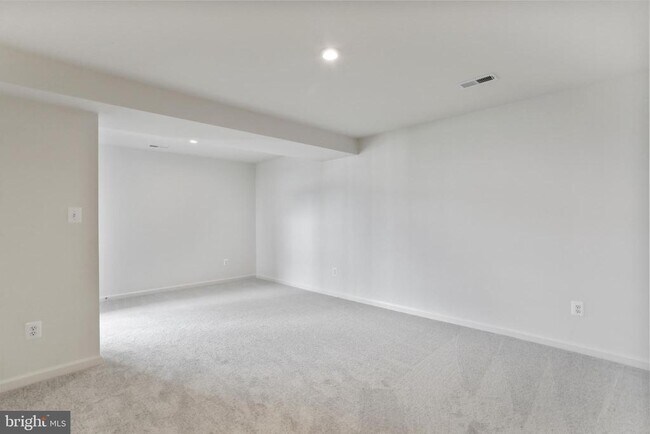 Building Photo - 233 Clifton Mnr