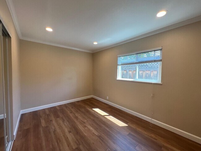 Building Photo - 3095 Calzar Dr