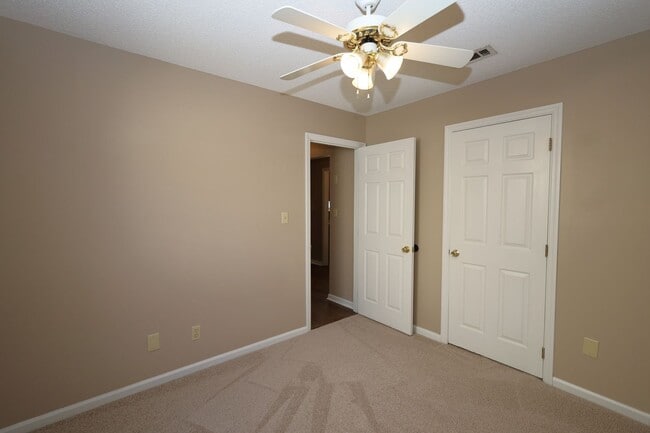 Building Photo - 203 Blue Pool Dr