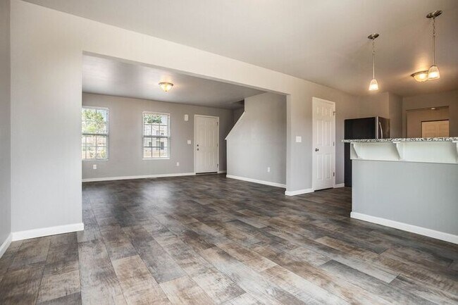 Building Photo - 5643 Claremount St