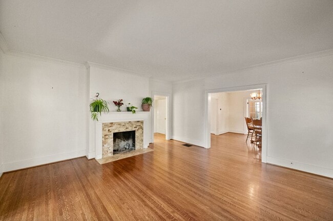 Building Photo - 4 Bed 2.5 Bath Home with a large backyard ...