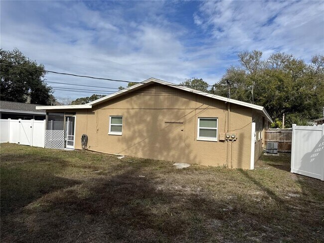 Building Photo - 3074 Brookview Ave