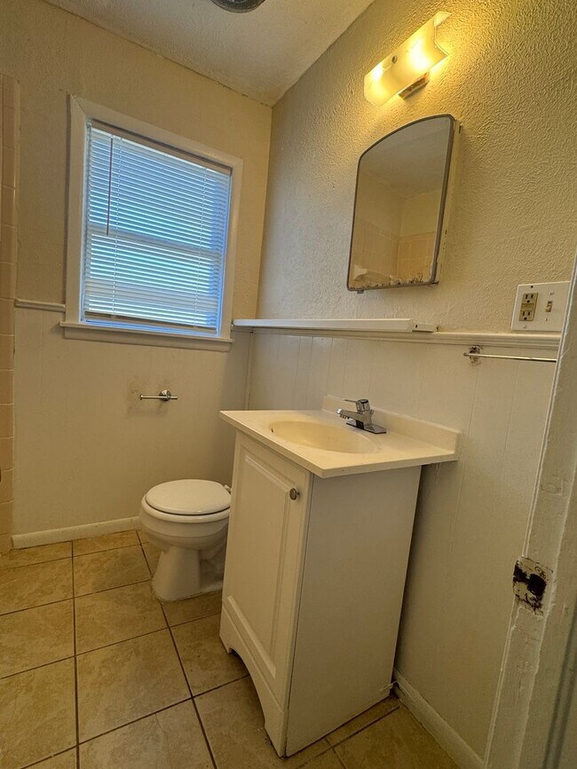 Building Photo - 1605 NW Williams- HALF OFF FOR MONTH OF FEBRUARY!