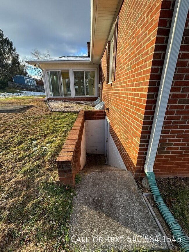 Building Photo - 136 Grimes St