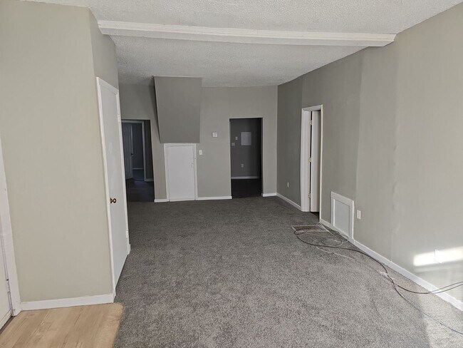 Building Photo - Spacious 2 Bedroom Home! Nice yard! Pet Friendly!