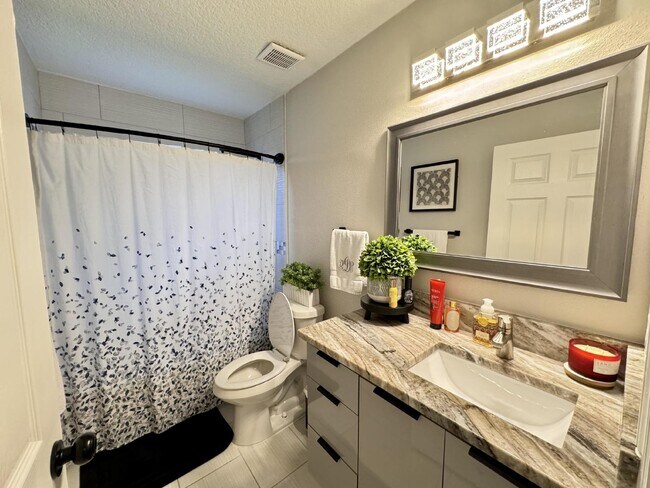 Building Photo - Stylish 3-Bedroom Home with Solar Panels, Modern Upgrades & Pet-Friendly