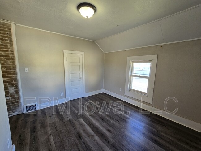 Building Photo - 437 1/2 Riehl Street