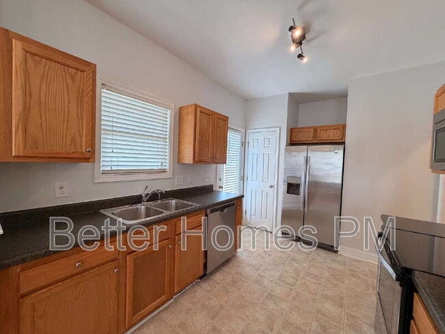 Building Photo - 701 E Martin St